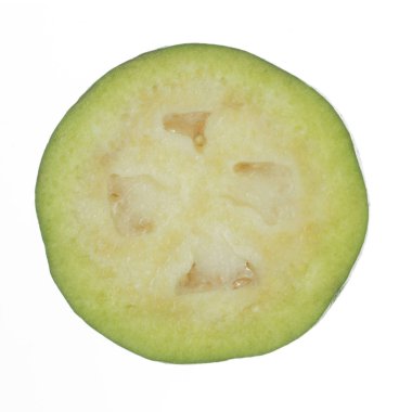 Taze feijoa beyaz arka plan üzerinde izole 