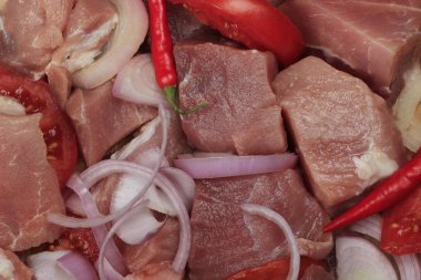 Yemek, sebze ile çiğ et kebab.