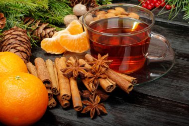 Çam dalları, meyve ve baharat yapılmış Advent kompozisyon.