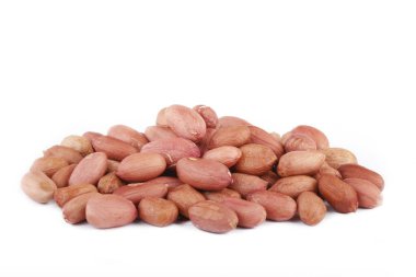 beyaz arkaplanda izole edilmiş yerfıstıkları