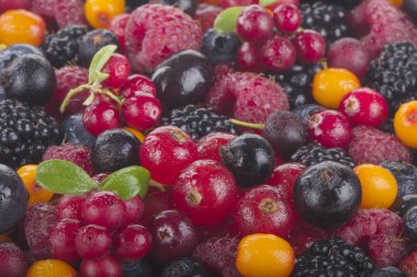 Taze çilek, sağlıklı beslenme kavramı çeşitli.