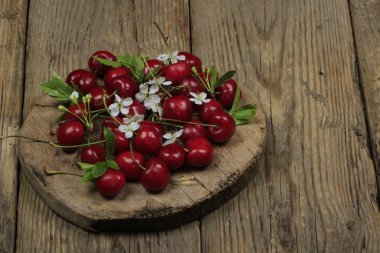 Taze kırmızı kiraz yığınının kapatılması