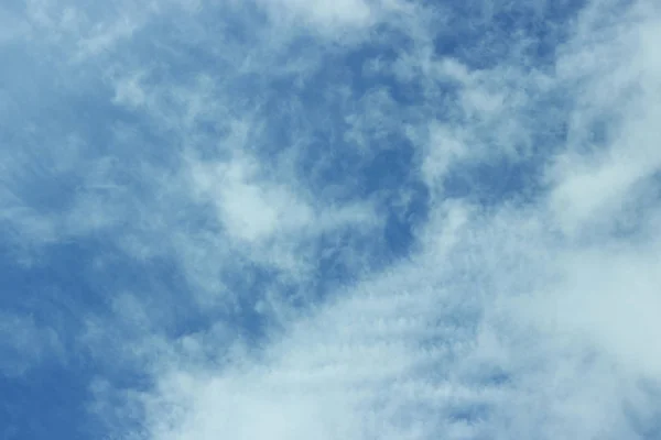 白い雲と青い空 — ストック写真