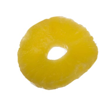 Beyaz arkaplanda izole edilmiş bir ananas dilimi 