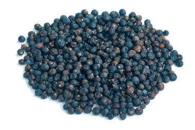 Beyaz arka plan üzerinde izole ardıç meyveleri