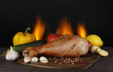 Koyu ahşap arka plan üzerinde çeşitli sebzeler ile et closeup 