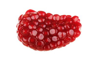 Beyaz arkaplanda izole edilmiş nar tohumları