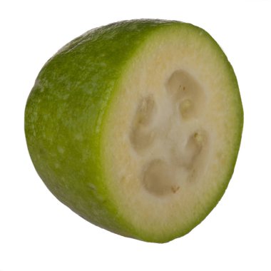 Taze feijoa beyaz arka plan üzerinde izole 