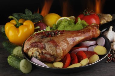 Ahşap masa üzerinde sebzeli fırında tavuk