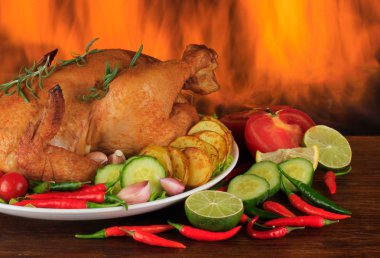 Ahşap masa üzerinde sebzeli fırında tavuk