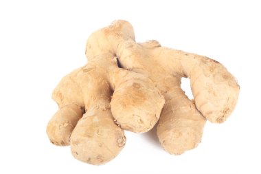 Beyaz arkaplanda zencefil kökü izole edildi