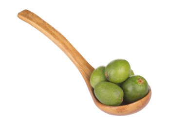 Beyaz üzerinde izole ahşap kaşık Feijoa closeup 