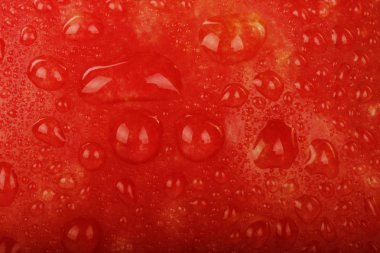 Makro çekim su ile kırmızı elma düşer