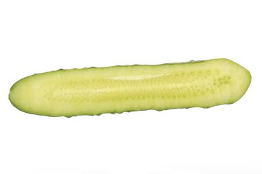 Salatalık beyaz arka plan üzerinde izole parçası