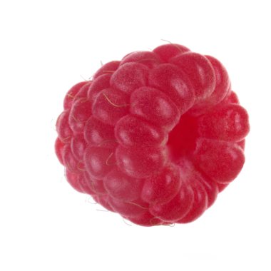 Beyaz arka plan üzerinde izole Olgun tatlı ahududu