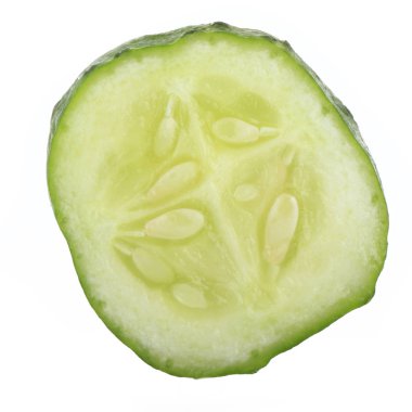 Salatalık beyaz arka plan üzerinde izole parçası