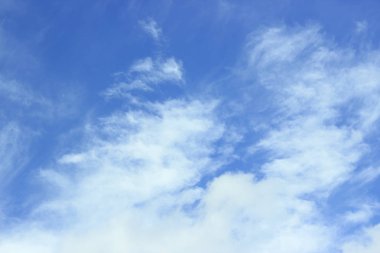 Beyaz bulutlu mavi gökyüzü