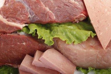 Yeşil marul ile çiğ et 