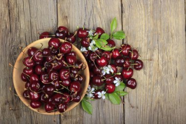 Taze kırmızı kiraz yığınının kapatılması