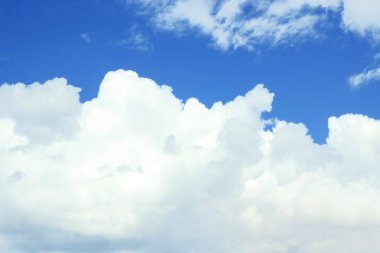 Beyaz bulutlu mavi gökyüzü