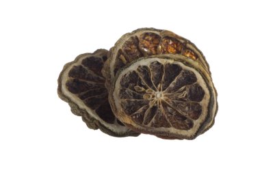 Beyaz arka planda izole dilimlenmiş narenciye yakın çekim