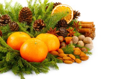 Çam dalları, meyve ve baharat yapılmış Advent kompozisyon.