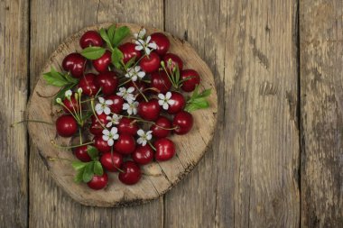 Taze kırmızı kiraz yığınının kapatılması