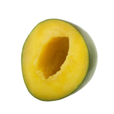 Yarısı beyaz arka plan üzerinde izole taze ham mango meyve