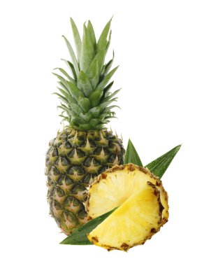 Beyaz arkaplanda izole edilmiş taze ananas 