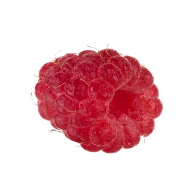 Olgun kırmızı ahududu beyaz arkaplanda izole