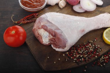 Koyu ahşap arka plan üzerinde çeşitli sebzeler ile et closeup 