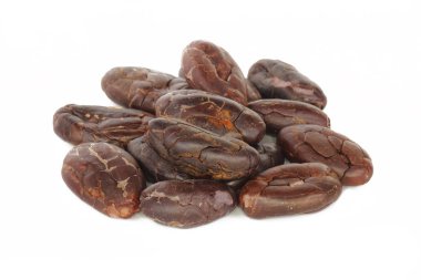 Beyaz arka planda izole kakao çekirdekleri