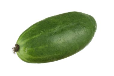 Ham olgun yeşil salatalık beyaz arka plan üzerinde izole