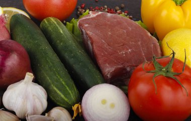 Koyu ahşap arka plan üzerinde çeşitli sebzeler ile et closeup 