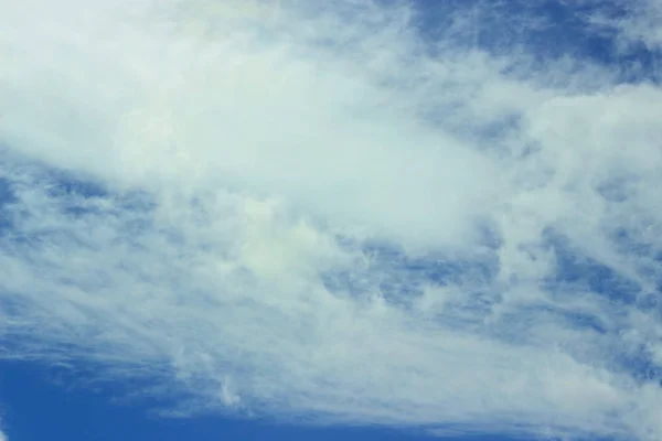 白い雲と青い空 — ストック写真