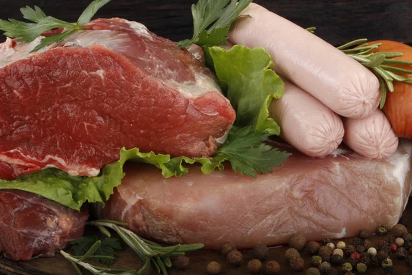 Carne Cruda Con Lechuga Verde —  Fotos de Stock