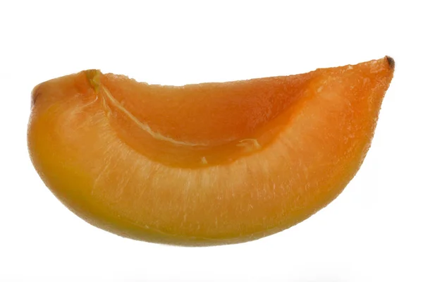 在白色背景上分离的成熟杏片 — 图库照片