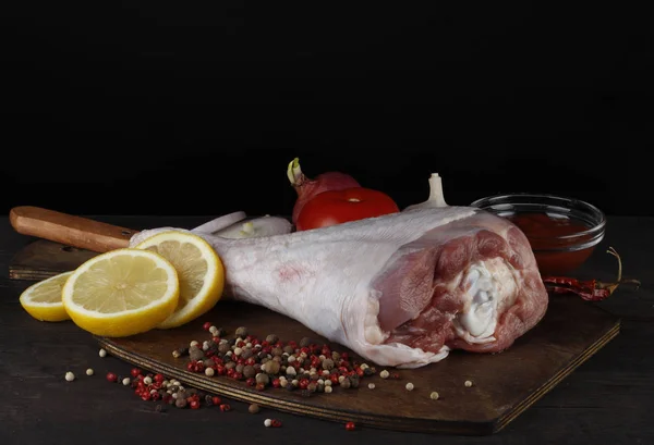 Nahaufnahme Von Fleisch Mit Verschiedenen Gemüsesorten Vor Dunklem Holzhintergrund — Stockfoto