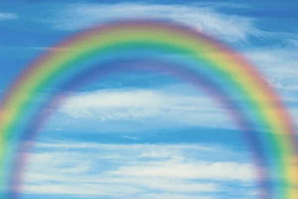 彩虹在蓝天背景 — 图库照片