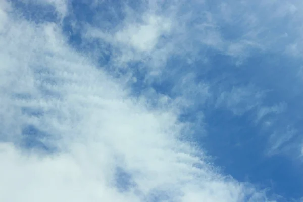 白い雲と青い空 — ストック写真