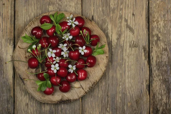 Taze kırmızı kiraz yığınının kapatılması