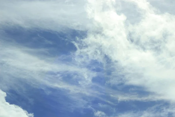 白い雲と青い空 — ストック写真