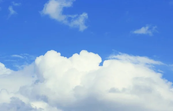 白い雲と青い空 — ストック写真