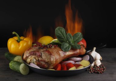 Koyu ahşap arka plan üzerinde çeşitli sebzeler ile et closeup 