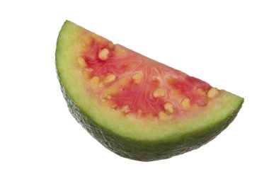 Beyaz arka planda izole guava yakın çekim