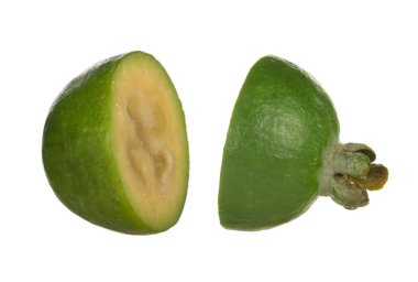 Taze feijoa beyaz arka plan üzerinde izole 