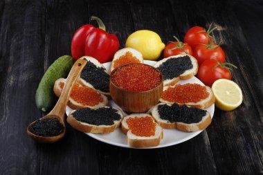 Koyu ahşap arka plan üzerinde çeşitli sebzeler ile havyar closeup 