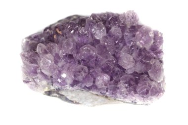 ametist taşı beyaz arkaplanda izole edildi