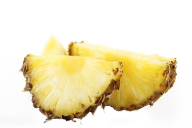 Beyaz arkaplanda izole edilmiş ananas dilimleri 