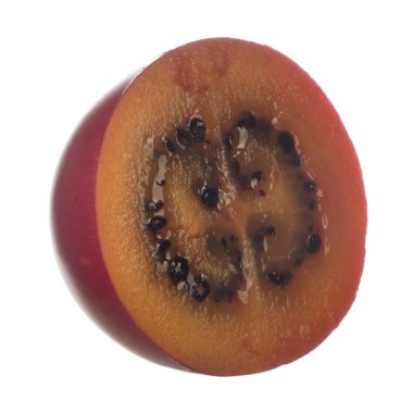 Beyaz arka plan üzerinde izole taze tamarillo